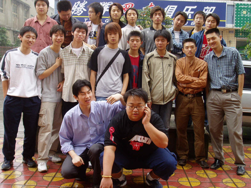 ���ո��һ�����צ�ӣ���Ƭ�������ӵ绰����